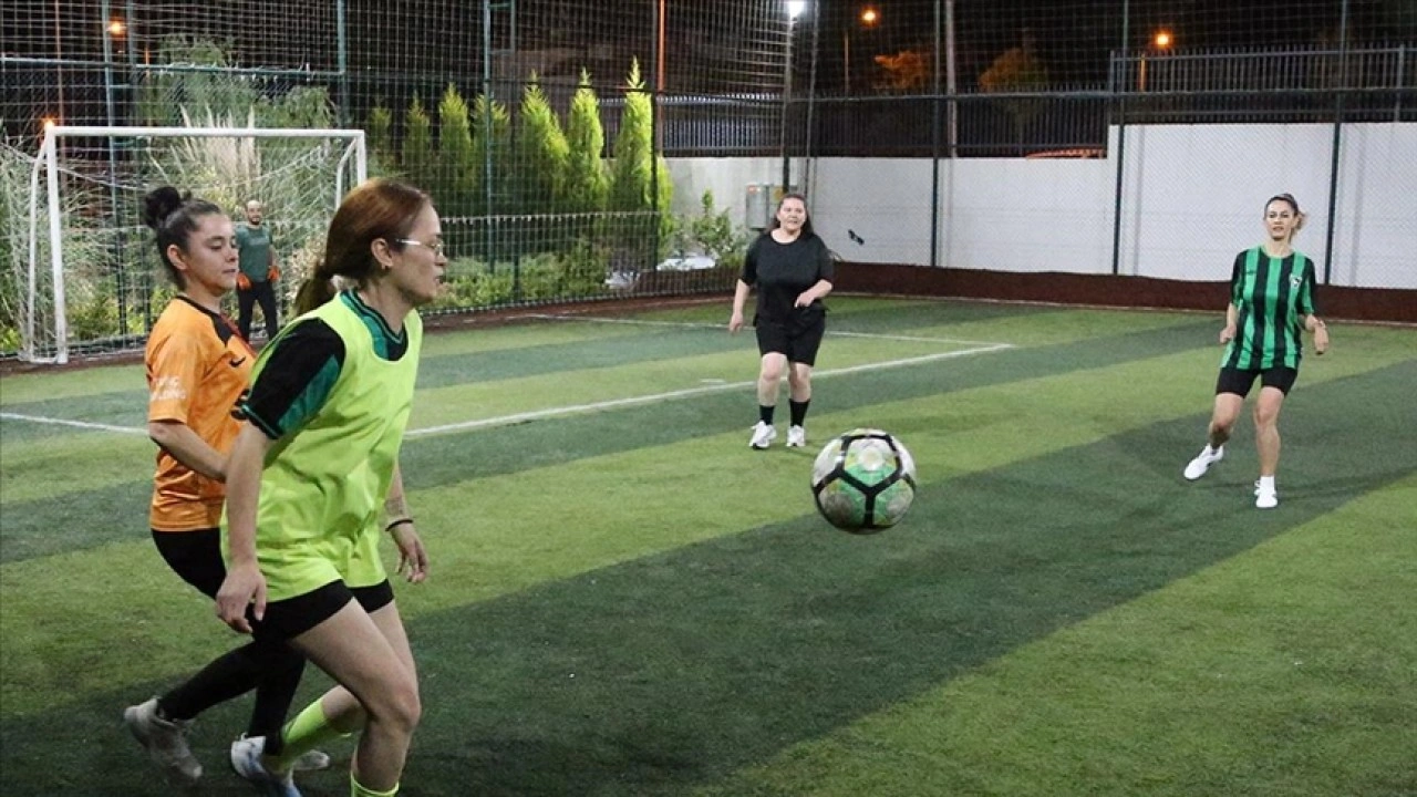 Denizli'de anneler, "günde değil halı sahada" stres atıyor