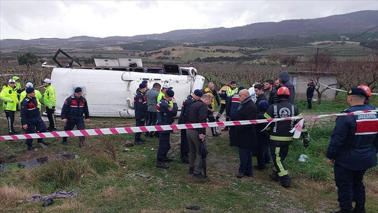Denizli'de devrilen midib&uuml;steki 25 kişi yaralandı