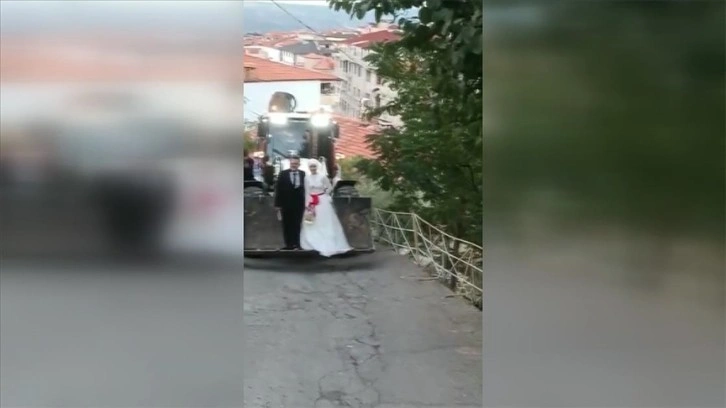 Denizli'de kepçe operatörü damat, gelini babaevinden kepçeyle aldı