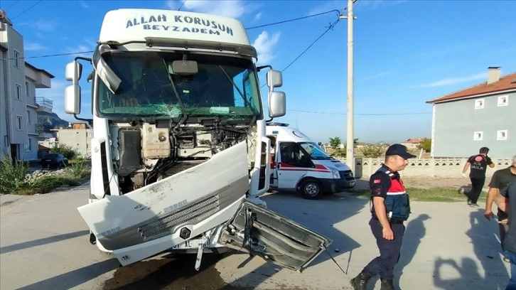 Denizli'de midibüsle tırın çarpışması sonucu 17 işçi yaralandı