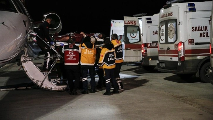 Deprem bölgesinde yaralanan 4 kişi daha ambulans uçakla Ankara'ya getirildi