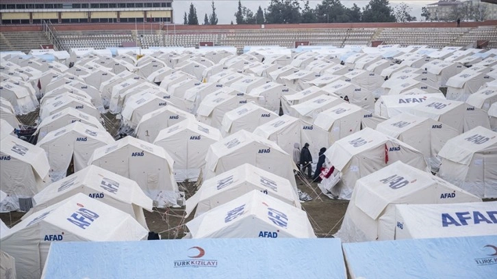 Deprem bölgesindeki çadır kentlerde 