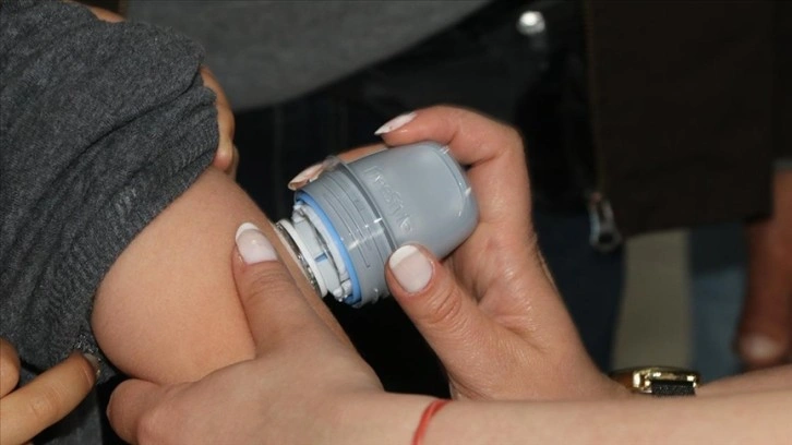 Deprem bölgesindeki diyabet hastası çocuk ve gençlere glikoz ölçüm cihazı veriliyor