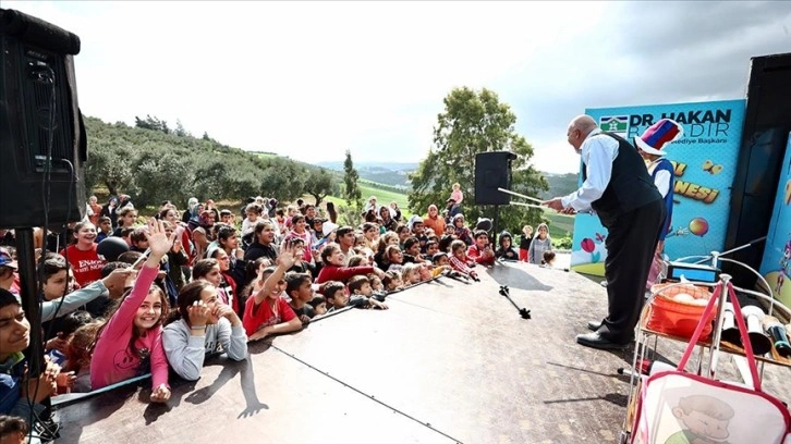 Deprem bölgesine enkazda kalan arkadaşı için gelen tiyatrocu Hataylı çocukları gülümsetiyor