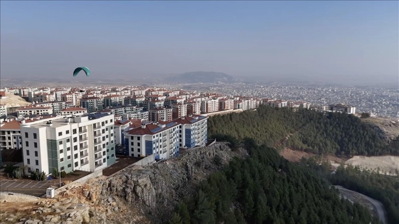 Deprem sonrası dönüşen İndere, yamaç paraşütçülerinin yeni rotası oldu