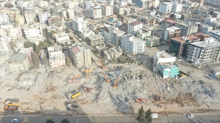Depremde 37 kişinin hayatını kaybettiği Zümrüt Apartmanı'na ilişkin davanın görülmesine başland