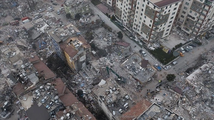 Depremde 48 kişinin öldüğü binanın müteahhidi, yıkımı 
