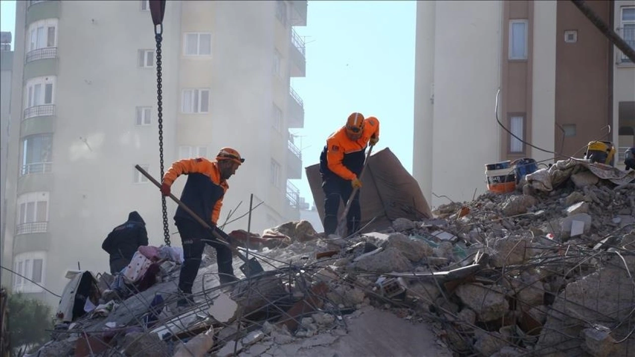 Depremde 56 kişinin öldüğü apartmanla ilgili 9 eski kamu görevlisine de dava açıldı