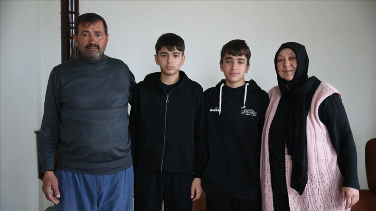 Depremde ailesini kaybeden 2 kardeş, amca ve yengesine emanet