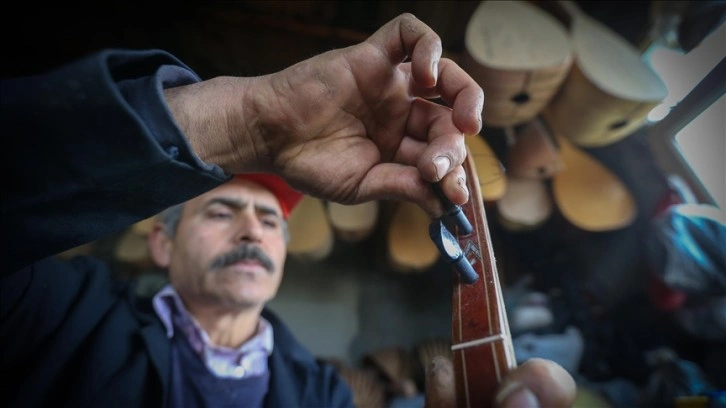 Depremde atölyesi yıkılan bağlama ustası, dut ağaçlarına kulübesinde ses katıyor