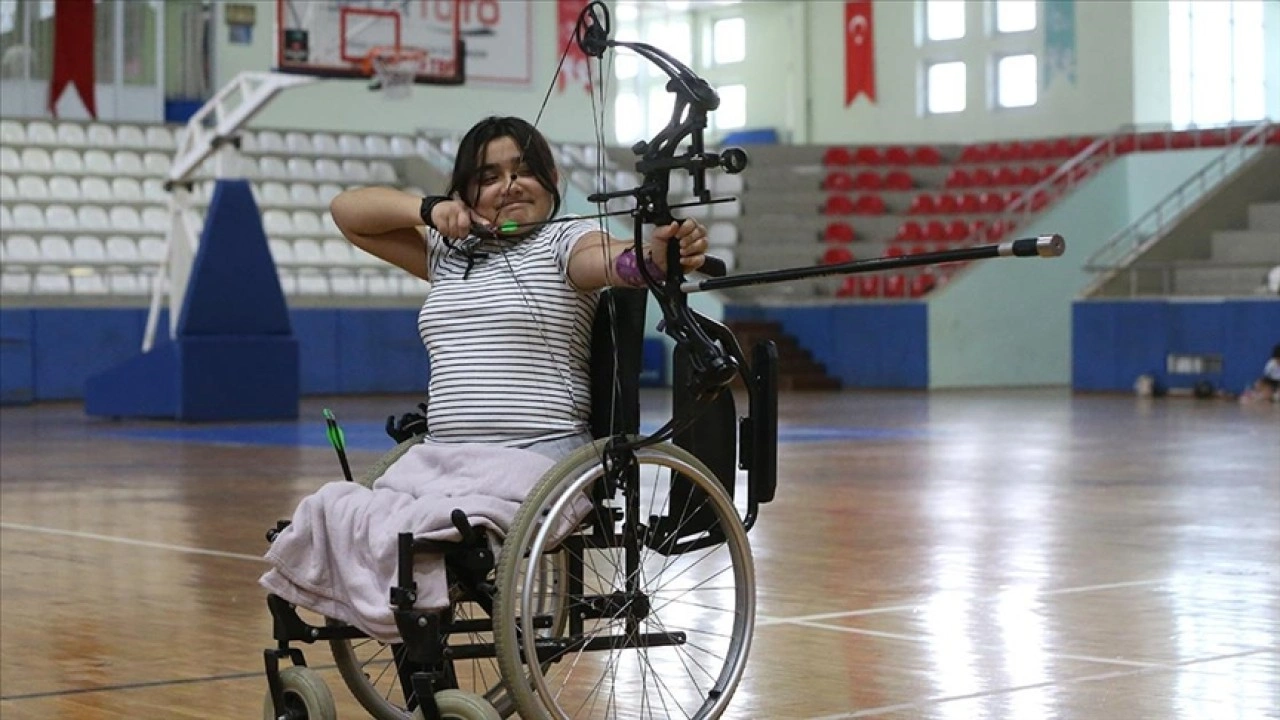 Depremde bacaklarını kaybeden para okçu Feyza Nur'un hedefi Türkiye şampiyonluğu