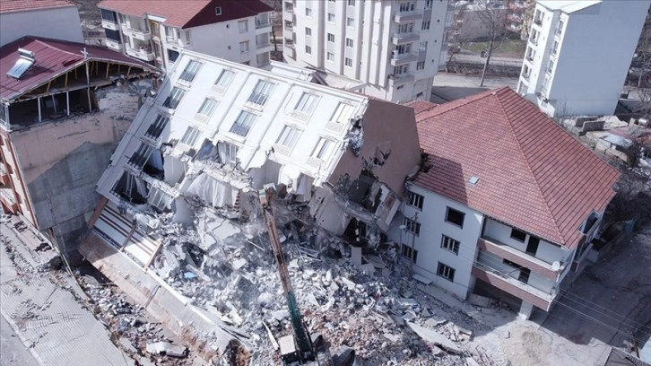 Depremde camları dahi kırılmadan yan yatan binanın yıkımına başlandı