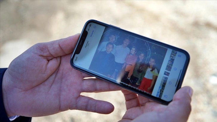 Depremde eşini ve 4 çocuğunu kaybeden afetzede, fotoğraflarda teselli arıyor