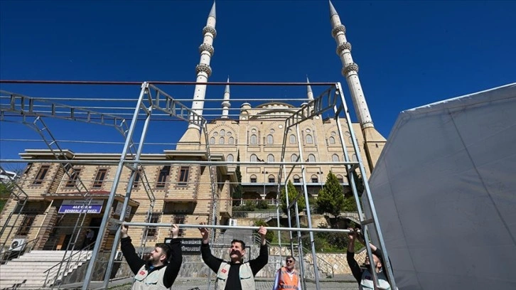 Depremde hasar gören Abdülhamit Han Camisi, cemaatini çadırlarda ağırlayacak