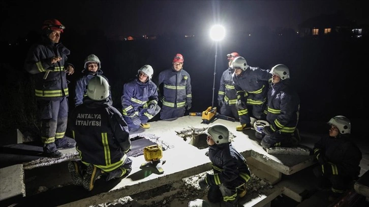 Depremde hayat kurtaran Antalyalı itfaiyeciler, enkaz simülasyonunda eğitim görüyor