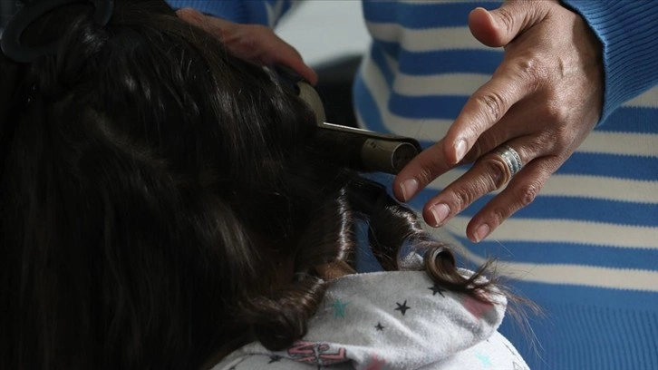 Depremde iki evladını kaybeden kuaför çocukların saçını yaparak teselli arıyor