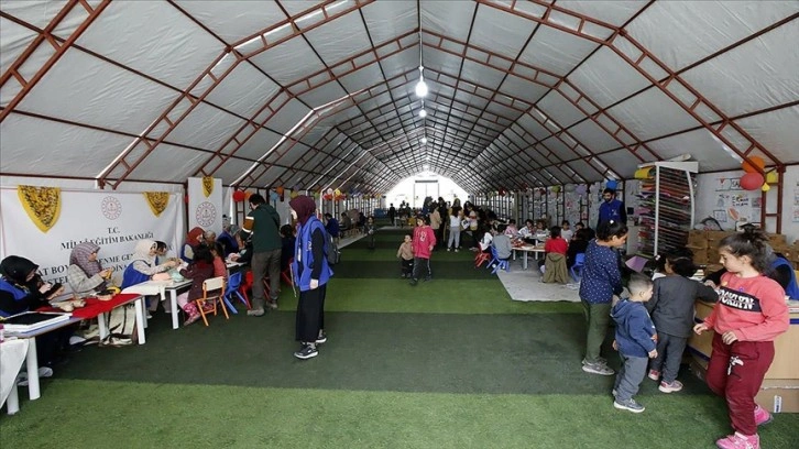 Depremde vatandaşlara sığınak olan halı sahada çocuklara psikososyal destek veriliyor