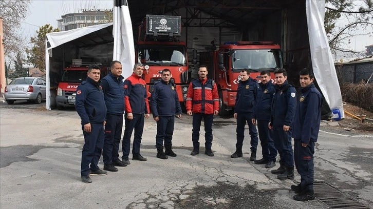 Depremde yüzlerce kişiyi enkazdan çıkaran Malatya İtfaiyesi konteynerde görevlerini sürdürüyor