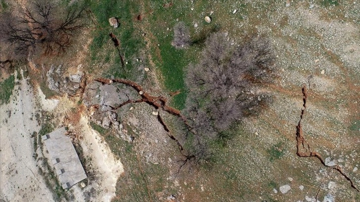 Depremde zemini kayan ve derin yarıklar oluşan mezra tahliye edildi