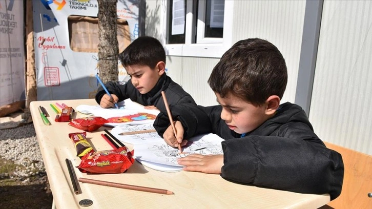 Depremden etkilenen çocuklar geleceğe dair umutlarını çizdikleri resimlere yansıttı