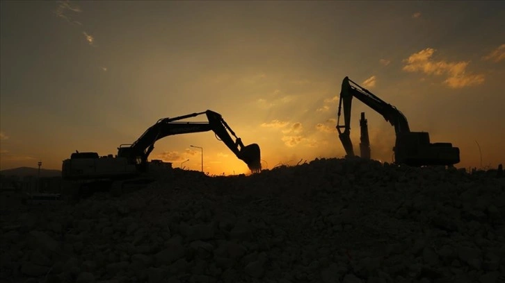 Depremden etkilenen Malatya'da "hayalet binalar"ın yıkımı sürüyor