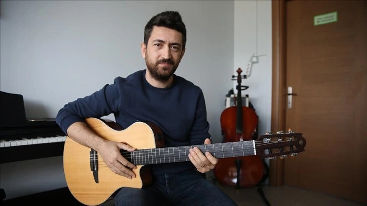 Depremden geriye kalan gitarını yanından ayırmıyor