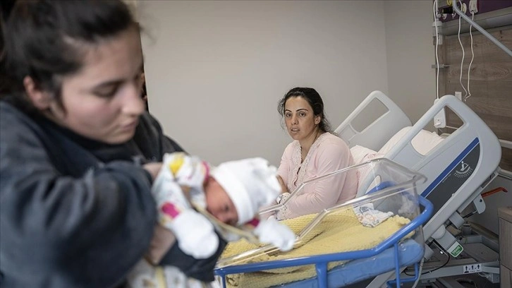 Depreme hamile yakalanan Zeynep, üç günlük bebeğiyle yarınlara tutunuyor