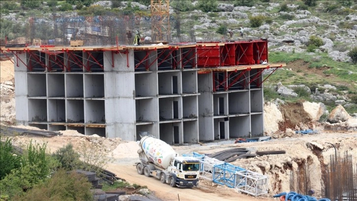 Depremin etkilediği Hatay'da temeli atılan kalıcı konutların inşaatı yükselmeye başladı