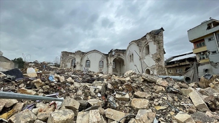 Depremler Adıyaman'daki cami ve türbelere ağır hasar verdi