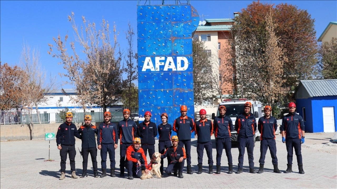 Depremlerde hayat kurtaran AFAD görevlileri, kendileri gibi ekipler yetiştiriyor