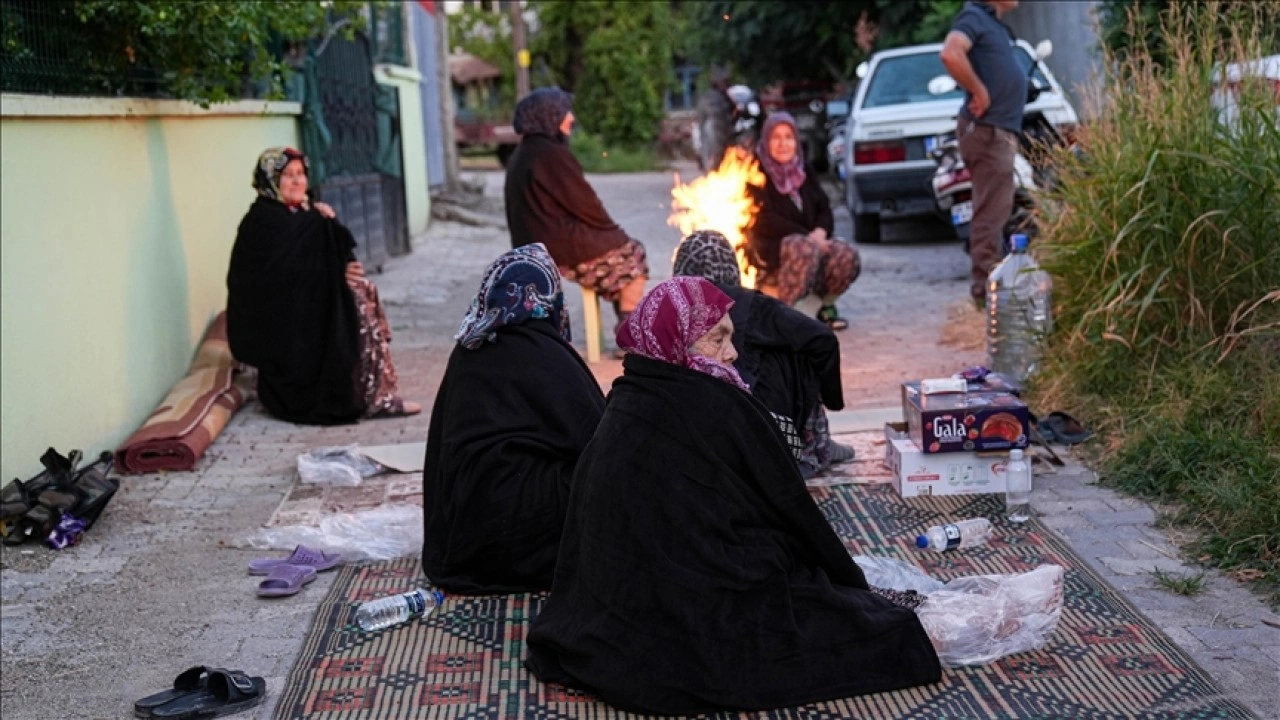 Depremlerin hasara neden olduğu mahallelerin sakinleri geceyi sokakta geçirdi