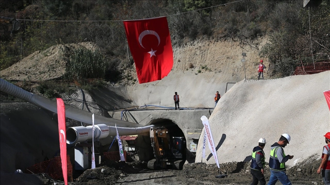 Depremlerin vurduğu Hatay'da 11,2 kilometrelik atık su tüneli inşa ediliyor