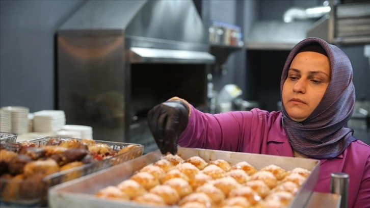 Depremzede 3 kadın, ihtiyaç sahiplerine ücretsiz yemek verilen restoranda çalışıyor