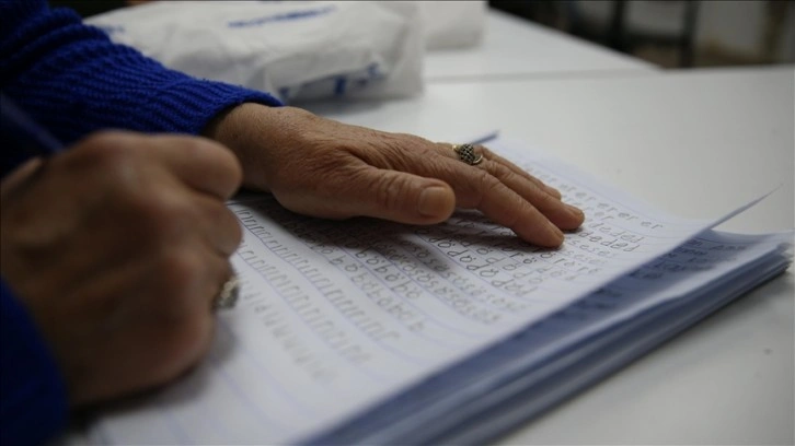 Depremzede 65 yaş üstü kadınlar okuma yazma hayallerini gerçekleştiriyor