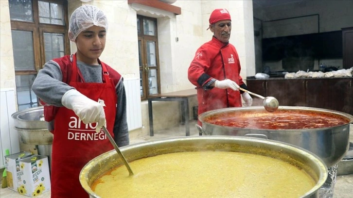 Depremzede aşçı ve oğlu her gün afetzedeler için yemek pişiriyor