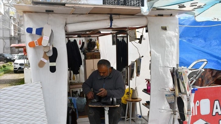 Depremzede ayakkabı tamircisi, 4 metrekarelik çadırda ekmeğini kazanmaya devam ediyor