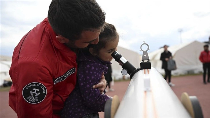 Depremzede çocuklar teleskopla uzayı keşfediyor