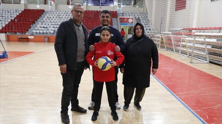 Depremzede Fatma Ceylin, voleybolla yaşama tutunuyor