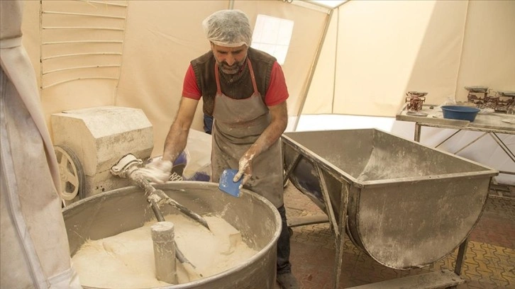 Depremzede fırıncı, hasar gören iş yerinden çıkardığı makinelerle çalışmayı sürdürüyor