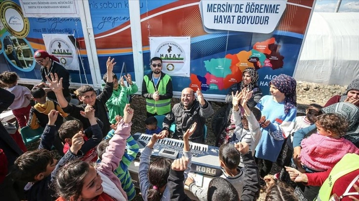 Depremzede müzisyen, ailesiyle kaldığı çadır kentte çocuklar için org çalıyor