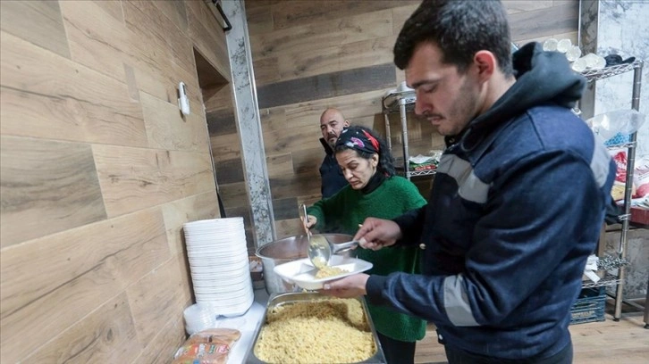 Depremzedelere evlerini açan Hataylı Güzel kardeşler 3 öğün yemek dağıtıyor