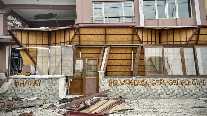 Depremzedelerin Hatay sevgisi duvar yazılarında