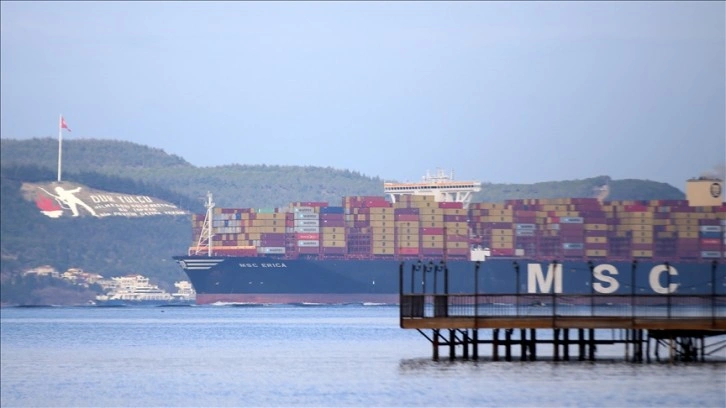 Dev konteyner gemisi Çanakkale Boğazı'ndan geçti