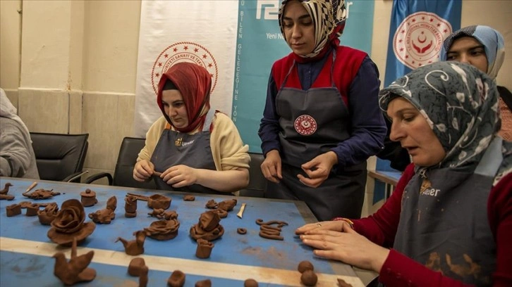 Devlet korumasındaki engelli kadınlar çömlek atölyesinde süs eşyası yapıyor