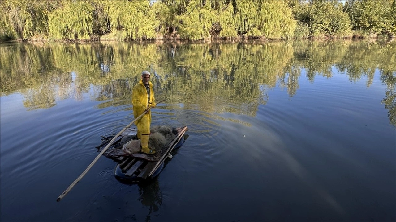 Dicle Nehri'nde 55 yıldır "kelek" üzerinde balık avlıyor