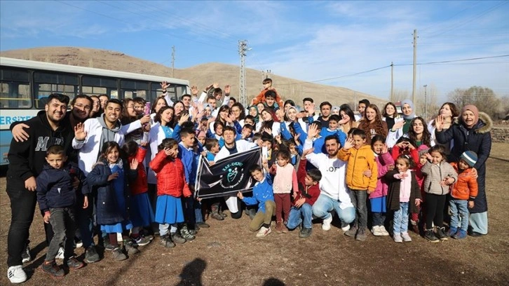 Diş Hekimliği öğrencileri Kars'ta diş bakımı yaptıkları çocuklara kıyafet hediye ediyor