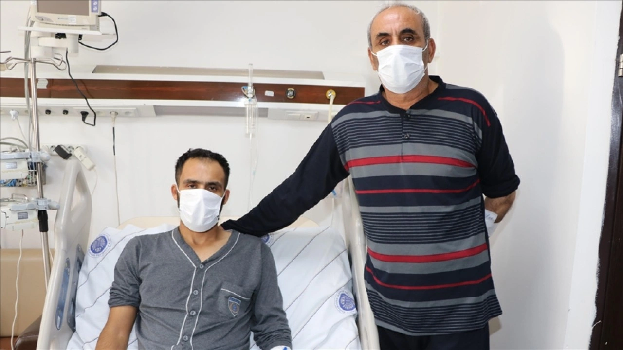 Diyalize mahkum eden "sinsi hastalıktan" babasının böbreğiyle kurtuldu