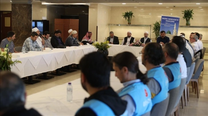Diyanet İşleri Başkanı Erbaş, Medine'de hac ve umre koordinasyon görevlileriyle bir araya geldi