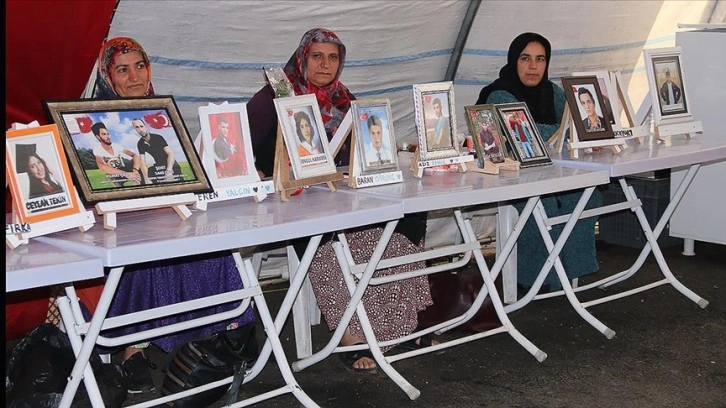 Diyarbakır anneleri bunaltıcı sıcakta evlatları için nöbet tutuyor