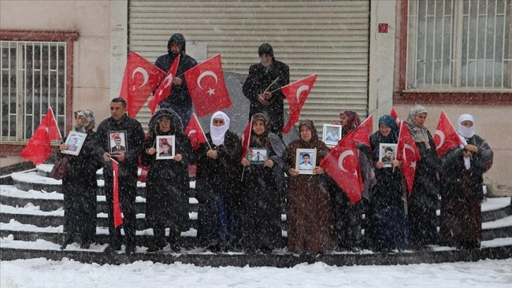 Diyarbakır anneleri kar altında evlat nöbetini sürdürüyor